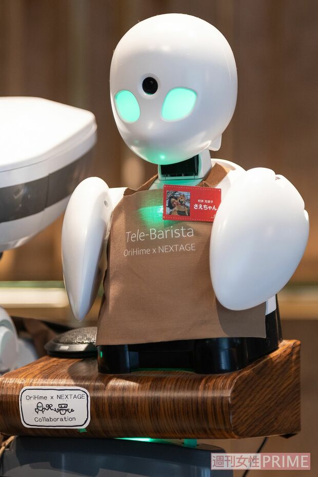 卓上のオリヒメ。眉間にあるカメラでお客さんを見ることができる　撮影／齋藤周造