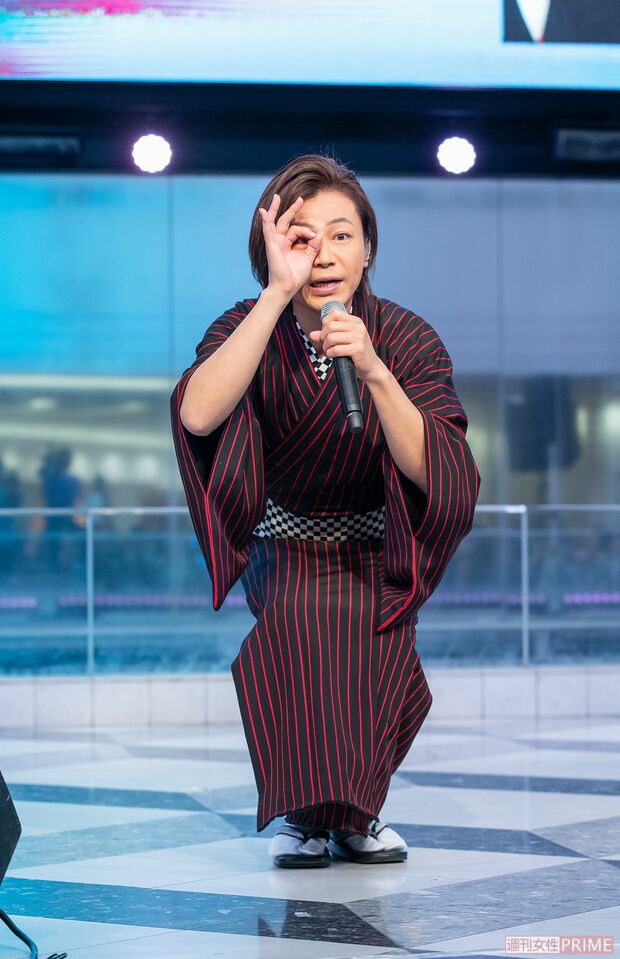 こんなおちゃめな“大丈夫ポーズ”も。「おこがましいんですが、『大丈夫』で日本中を盛り上げることができたら」　氷川きよし　撮影／廣瀬靖士