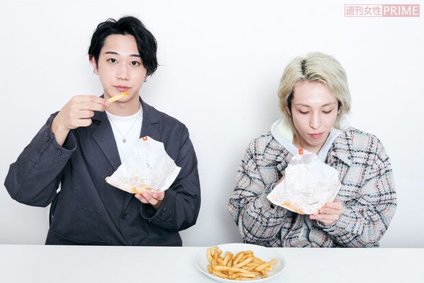 「ミートソースたっぷりのモスバーガー」食べ方2：残ったソースはポテトにつけて　撮影／山田智絵