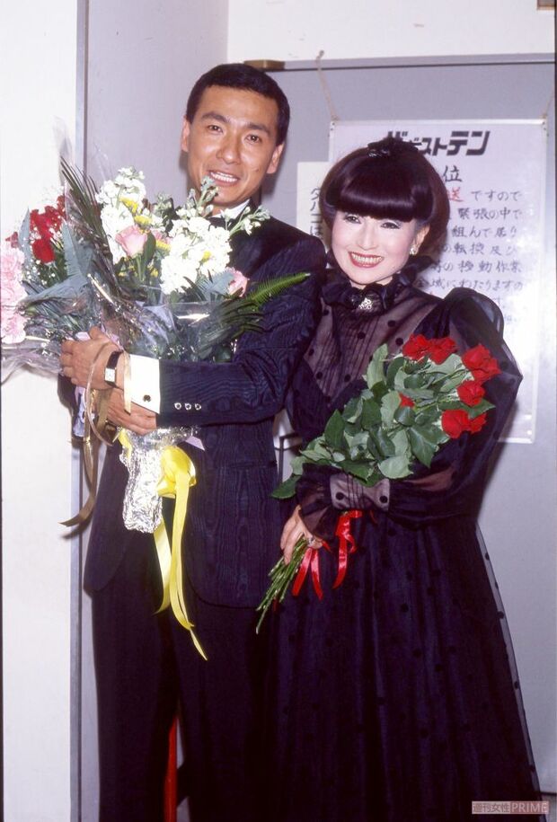 『ザ・ベストテン』司会コンビ・黒柳徹子と『週刊女性』カメラに“ハイ、ポーズ!” '05年、テレビへの復帰会見で笑顔を見せた久米宏さん