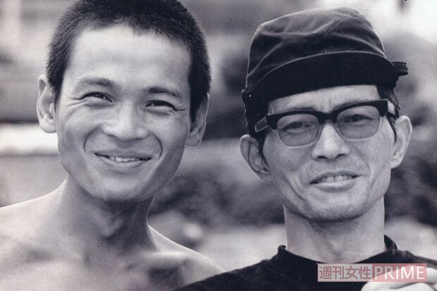 寺田が話す『肉弾』での岡本監督との思い出のカット。純粋無垢に笑う寺田（左）と、シニカルな笑みを浮かべる岡本監督（右）