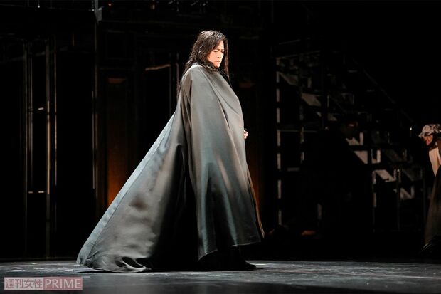 黒いマントに身を包む長髪の稲垣（撮影／渡邉智裕）
