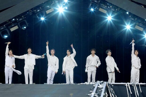 BTS　左からJIMIN（23）、RM（24）、JIN（26）、JUNG KOOK（21）、V（23）、SUGA（26）、J-HOPE（25）　(c)Big Hit Entertainment