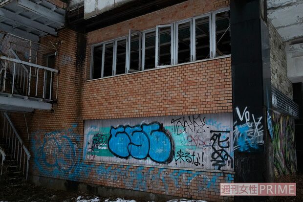 最恐心霊スポットの内部。コロナの書き込みがあることから今でも人の出入りは多いと見られる。日中でも真っ暗で女性2人で行くには相当な勇気がいる