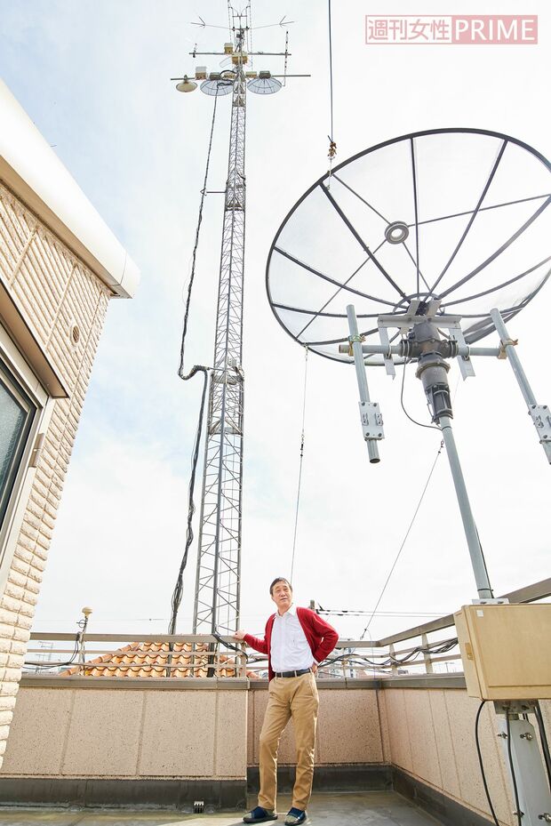 屋上には巨大なアンテナ鉄塔が。スイッチを入れると21メートルの高さに！　だが、まだ物足りないそうで、「アマチュア無線で月面反射通信というのがあって、それが究極の世界。将来的にはそれがやりたいんです」　撮影／山田智絵