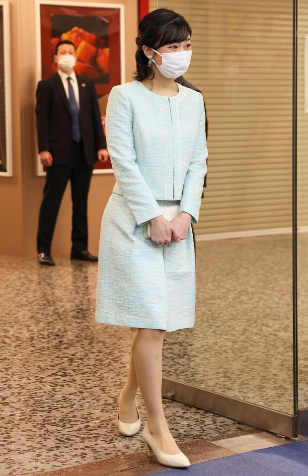 3月6日『第54回なるほど展』に出席された佳子さま。ミントブルーのアンサンブルは知的な雰囲気