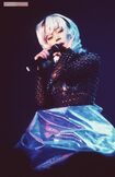 個性的な衣装でしっとりと歌い上げる歌姫・中森明菜。白髪姿もサマになる(1995年)