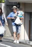 外出中の加藤一家。加藤が抱いているのが長男