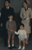 お子さまたちに見送られ、中南米訪問に出発する上皇(当時、皇太子)ご夫妻。幼い秋篠宮さまが泣き出す場面も(1967年5月9日)