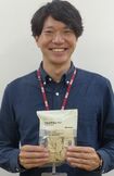 試作を重ねたことで「素材の味がちゃんとするせんべいができた」と語る、良品計画食品部の山田達郎氏(記者撮影/東洋経済オンライン)