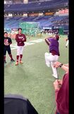 安樂智大の投球フォームを大袈裟にモノマネする内星龍（東北楽天ゴールデンイーグルス公式Xより）