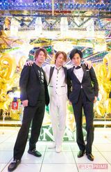 左より、取締役の憲宝潤さん、城咲仁、壱さん　撮影／矢島泰輔