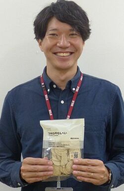 試作を重ねたことで「素材の味がちゃんとするせんべいができた」と語る、良品計画食品部の山田達郎氏(記者撮影/東洋経済オンライン)