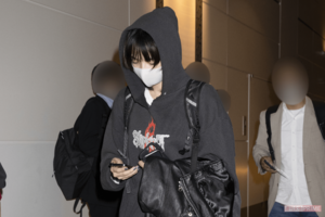 新婚旅行先のロンドンから帰国した小松菜奈（2022年9月）