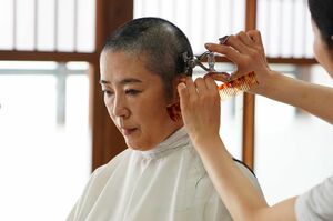 役作りのため頭を剃る寺島。これまでもヌードシーンに挑戦するなど身体を張った演技が評価されている(映画『あちらにいる鬼』公式ツイッターより)