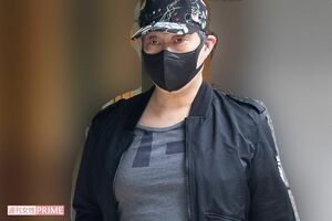 キャップにジャージとラフな格好で自宅から出る中村福助。ゆっくりではあるが安定した足取りだ（'21年9月）