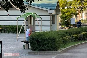 8月4日17時ごろ、選手村近くの公園で電話する選手らしきブロンド女性