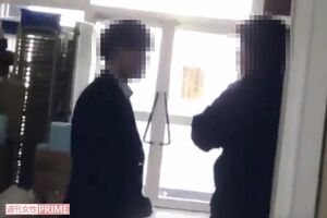 腕組みした教諭（右）はAくんと口論していたが……（ツイッターより、画像は一部加工）