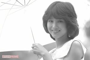 '80年、『裸足の季節』でデビューした聖子。“ぶりっ子”といわれたしぐさと透明感のある声で人気に
