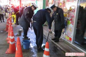 暴走車が止まった周囲を清掃する警察官＝1日夜