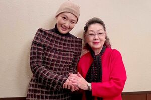 抗がん剤治療を終えた昨年12月、闘病中に支えてくれた恩人のひとりである由紀さおりの元へお礼を伝えに（市川由紀乃本人提供）