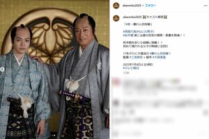 『新・暴れん坊将軍』(テレビ朝日系)で髷姿を披露した西畑大吾(左)と松平健(番組公式インスタグラムより)