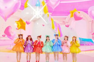 JRA春競馬「かわいいけいば VS イケメンケイバ」でコラボするFRUITS ZIPPERと狩野英孝（公式サイトより）