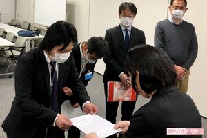 ネットカフェ難民救済のため、東京都へ申し入れをした『つくろい東京ファンド』ほか、支援団体の人たち