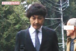 4月8日、娘の入学式を終えて校舎から出てきた安田顕