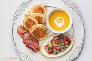 穀物のうまみを味わうパンケーキのウェルネスプレート　撮影／廣瀬靖士