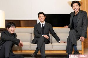 （左から）間宮祥太朗・妻夫木聡・柄本佑　撮影／佐藤靖彦