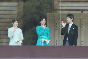 一般参賀ぶ初めて出席しお手を振る悠仁さま。隣には佳子さまと愛子さま