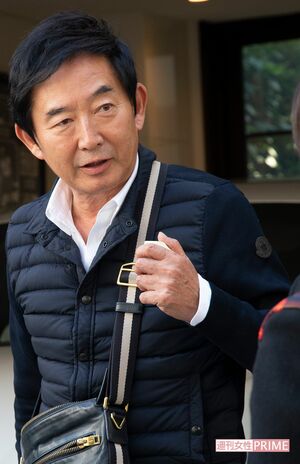 理汰郎くんの小学校受験合格について、自宅前で直撃取材に応える石田純一(2018年11月)