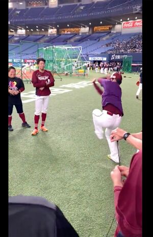 安樂智大の投球フォームを大袈裟にモノマネする内星龍(東北楽天ゴールデンイーグルス公式Xより)