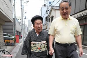 手を繋いで歩く、内海桂子さんと夫でマネージャーの成田常也さん（'17年）　撮影／佐藤靖彦