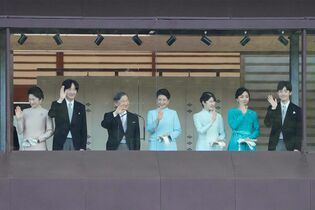 【新年一般参賀】佳子さま愛子さま「ブルーのドレス」に注目！ 悠仁さま初出席
