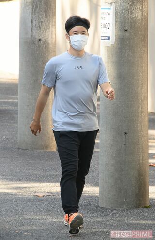 2軍施設内を歩く斎藤佑樹、頭にはヘアバンドが