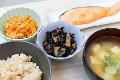 魚料理には、オメガ3脂肪酸、DHA・EPAが豊富なイワシやサバなど青魚がおすすめ ※画像はイメージです