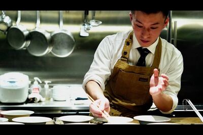 見習い時代の崎容疑者（SNSより）