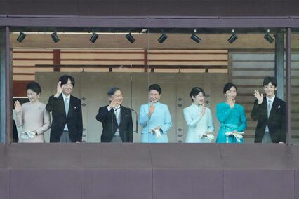 愛子さま、雅子さまが一般参賀で“ブルーの親子リンクコーデ”＆佳子さま鮮やかドレスを披露、悠仁さまは佳子さまの隣でフレッシュな“お手振り”