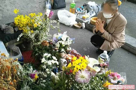 判決が出た渡邉さんの命日に、河渡橋下の献花台で祈るアイさん