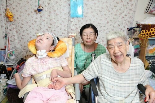右から母マスさん、脇谷さん、かのこさん　撮影／齋藤周造