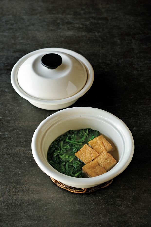 最近購入した「ココナベ」（下）は1人分のうどんやラーメンを作るのに重宝している　写真提供／長谷川 潤（書籍『85歳現役、暮らしの中心は台所』より）