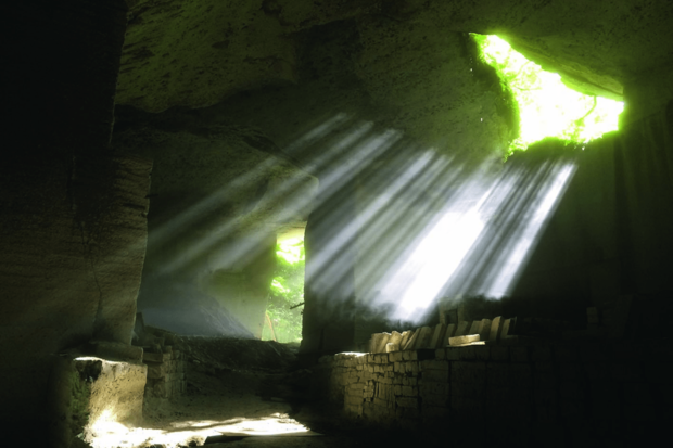 大谷資料館：一般の人々の目に触れることなく、未知なる空間と呼ばれた大谷石採石場跡。ミュージックビデオの撮影にもよく使われています。栃木県宇都宮市大谷町909（http://www.oya909.co.jp/）