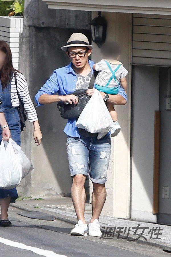  外出中の加藤一家。加藤が抱いているのが長男