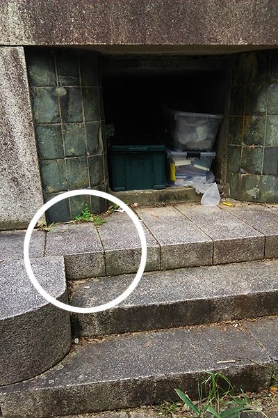  ↑ニャロメの落書きがされたため「ニャロメの塔」と呼ばれるようになった慰霊碑の台座に横たわった姿で波田さんは発見された。台座にはまだうっすらと血痕が