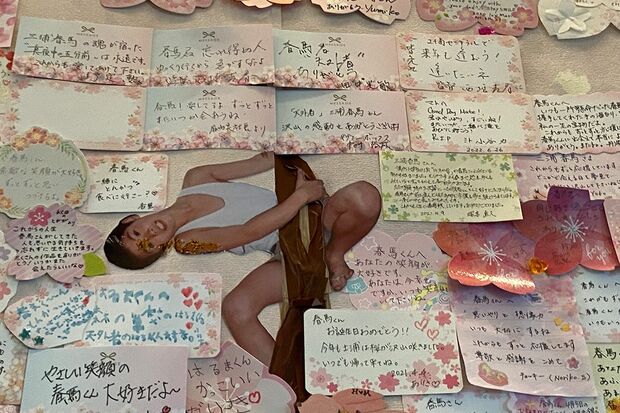 土浦セントラルシネマズにある桜の木に見立てたメッセージカードには、少年時代の春馬さんの写真とファンからの寄せ書きが