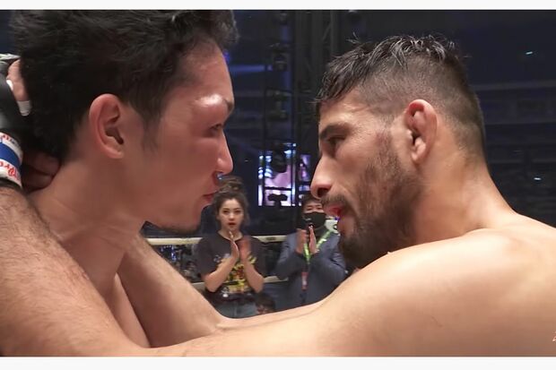 『RIZIN』で、朝倉未来選手と健闘を称え合うクレベル選手。後ろにゆきぽよが（RIZIN FIGHTING FEDERATIONより）