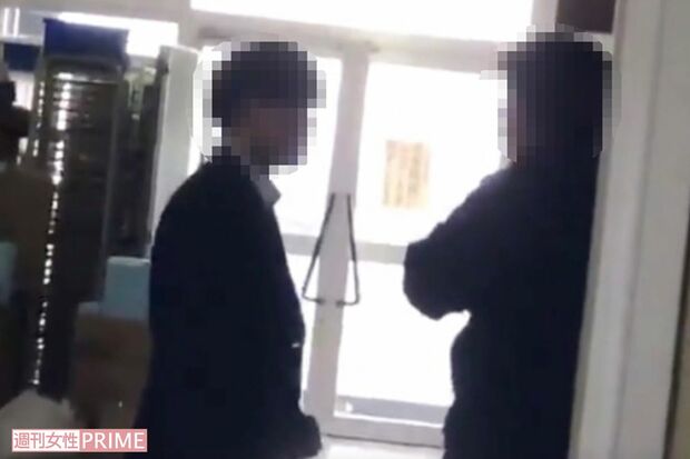腕組みした教諭（右）はAくんと口論していたが……（ツイッターより、画像は一部加工）