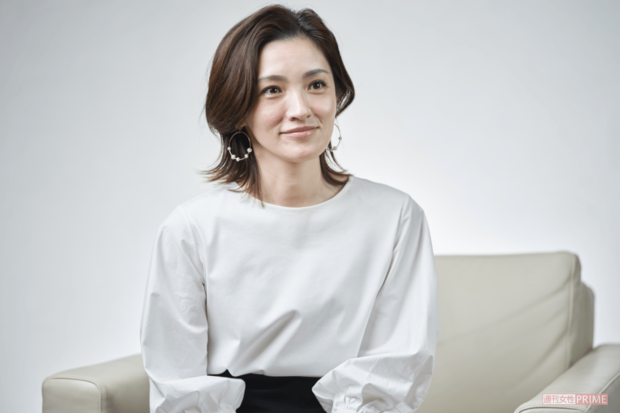 人前で話すことが苦手で、その受け答えが面白いと、話題になったことも。今ではユーモアも交えながらインタビューに答える余裕も